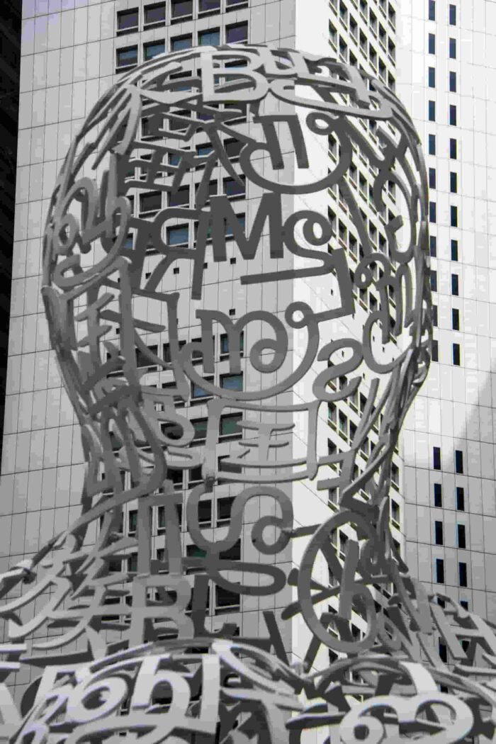escultura de cabeza hecha de letras